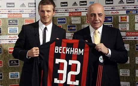David Beckham (vlevo) pzuje s dresem AC Miln