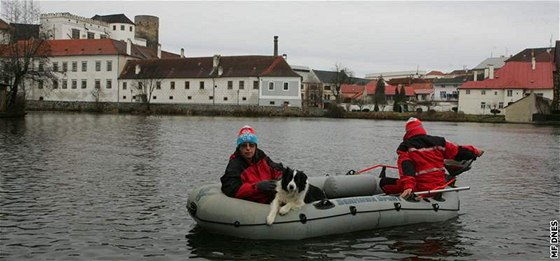 Po ztracené Son Illeové pátrali na rybníce Vajgar i záchranái se psem. (22.12.2008)