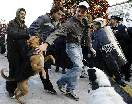eck policie hldala vnon stromek ped demonstranty (20.12.2008)