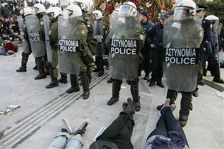 eck policie hldala vnon stromek ped demonstranty (20.12.2008)