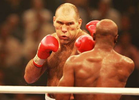 Souboj o boxersk trn: Valujev (vlevo) proti Holyfieldovi.