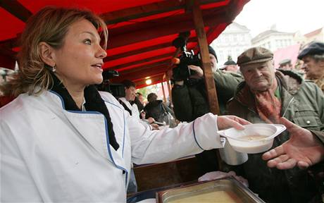 Radmila Bémová podává na Staromstském námstí v Praze tdroveerní polévku. (24. prosince 2008)