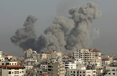 Situace je te o to horí, e nevelkou, zato hust zalidnnou palestinskou Gazu ovládli islamisté z hnutí Hamas.