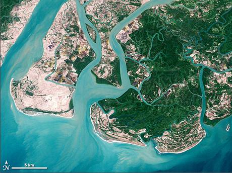 Záplavy ze satelitního snímku,