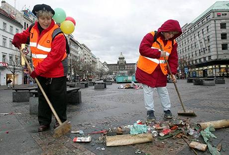 Pracovníci Praských slueb vyrazí s koaty do ulic u brzy ráno. Úklid jim me zkomplikovat sníh. Ilustraní foto