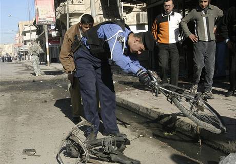 Policista ohledv zbytky bicyklu, na kterm vjel sebevraedn atenttnk do davu protestujcch v Mosulu. (28. prosince 2008)