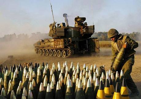Izraelská armáda bhem ofenzívy v Gaze.