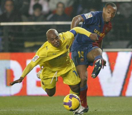 Kanonýr Barcelony Thierry Henry v souboji s Marcosem Sennou z Villarrealu.