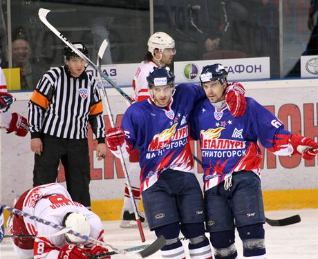 Hokejisté Metallurgu Magnitogorsk Jan Marek (vlevo) a Tomá Rolinek.