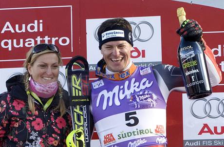 Janica a Ivica Kosteliovi slaví triumf bratra ve slalomu v italské Alta Badii.