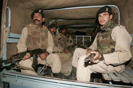 Podle agentury Reuters pákistánská armáda zruila písluníkm ozbrojených sil dovolené a naídila jim, aby se kvli naptí v indicko-pákistánských vztazích hlásili do sluby.