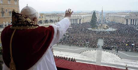 Pape Benedikt XVI. ehná lidem na námstí Svatého Petra ve Vatikánu.