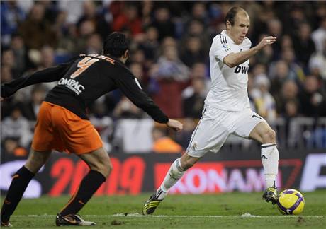 Arjen Robben z Realu Madrid (vpravo) byl v utkání s Valencií jedním z nejlepích hrá na hiti.