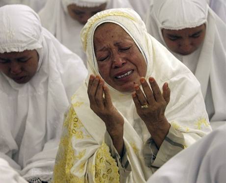 Modlitby v meit v Banda Acehu. (26. prosince 2008)