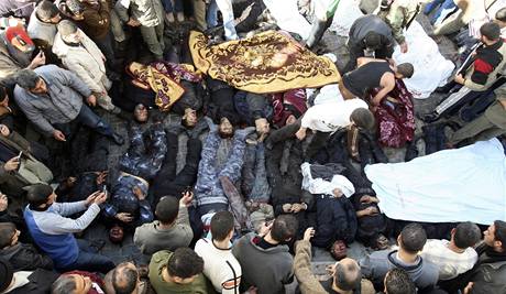 Palestinci rovnaj mrtv tla. (27.12.2008)