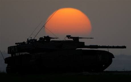 Izraelsk tank hldkuje u kibucu Mefalsim, pobl psma Gazy.