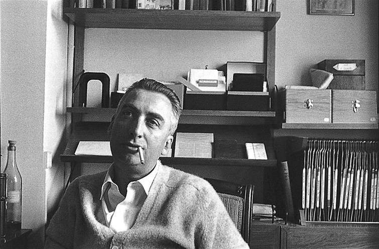 Roland Barthes. Povimnte si pozadí na snímku, konkrétn té systematické archivace; Barthes si vypisoval na kartiky a tch pak pi tvorb vyuíval.