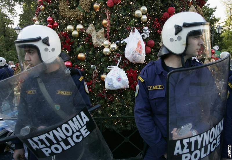 etí demonstranti u jednou vánoní stromek zniili.