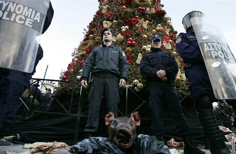 etí demonstranti u jednou vánoní stromek zniili.