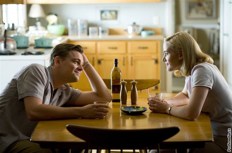 Leonardo DiCaprio a Kate Winsletová hrají manelský pár, který vede válku proti sob i za sebe.