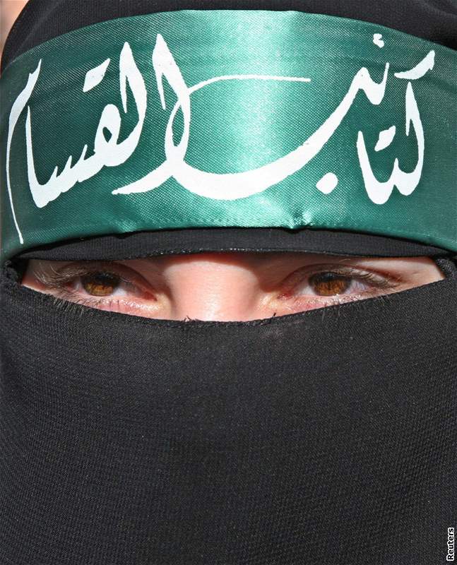 Sympatizant Hamasu demonstruje v syrském Damaku proti izraelským náletm v Gaze. (28. prosince 2008)