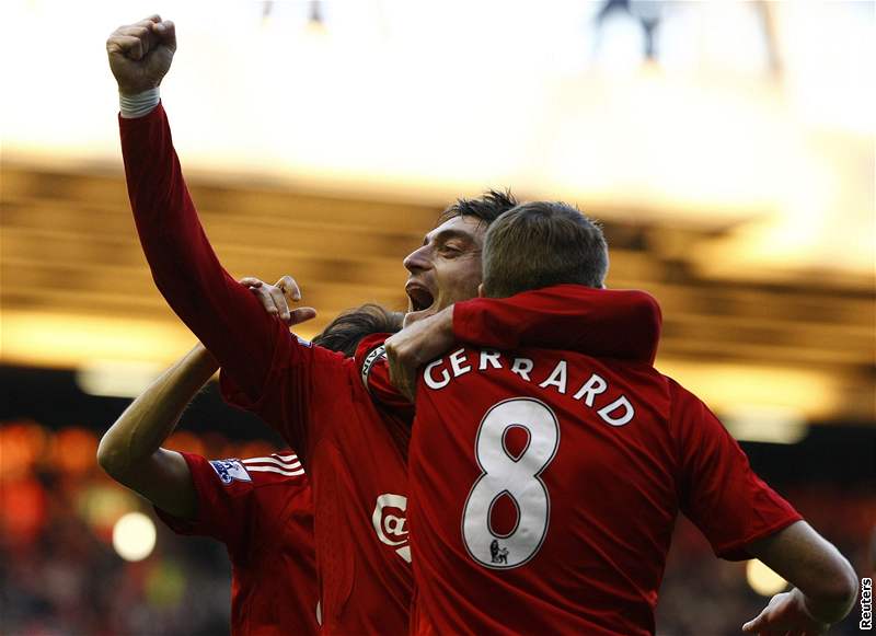 Hrái Liverpoolu oslavují gól do sít Boltonu.