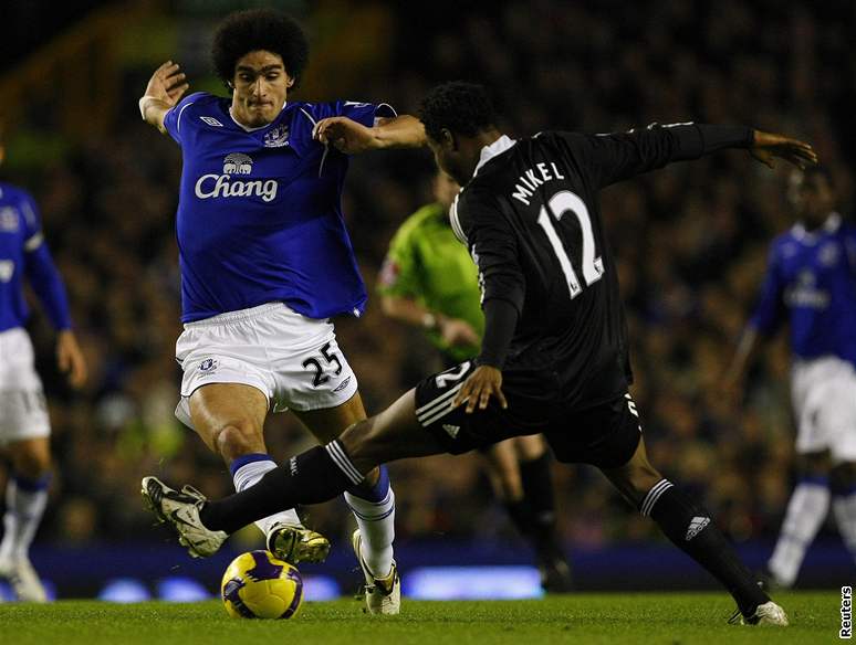 Marouane Fellaini z Evertonu obchází Johna Obiho Mikela z Chelsea.