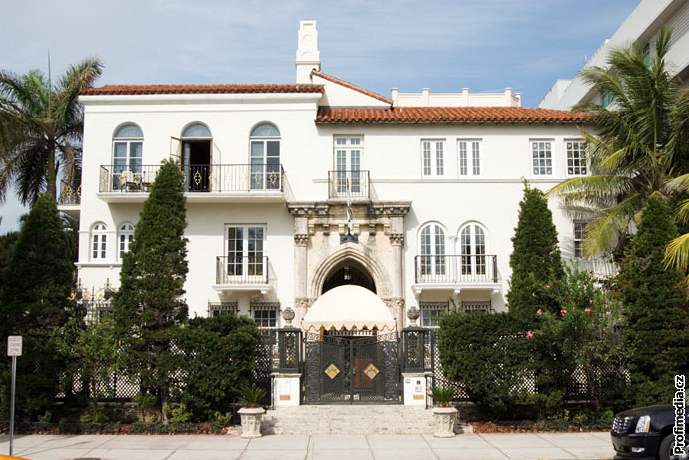 Gianni Versace koupil vilu v roce 1992 spolen se sousedním hotelem