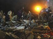 Ukrajintí záchranái v troskách obytného domu, který zniila exploze plynu (24. prosince 2008)