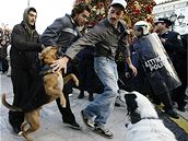 ecká policie hlídala vánoní stromek ped demonstranty (20.12.2008)