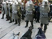 ecká policie hlídala vánoní stromek ped demonstranty (20.12.2008)