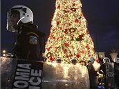 ecká policie chránila vánoní strom ped demostranty (20.12.2008)