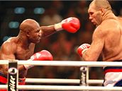 Souboj o boxerský trn: Valujev (vpravo) proti Holyfieldovi