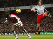 Arsenal - Liverpool: domácí Adebayor (vlevo) a Agger