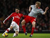 Arsenal - Liverpool: domácí Fabregas (vlevo) a Kuyt