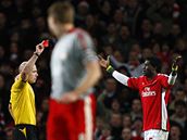 Arsenal - Liverpool: Adebayor (vpravo) je po druhé luté kart vylouen