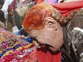 �ena oplakávající zavra�d�nou Bénazír Bhuttovou