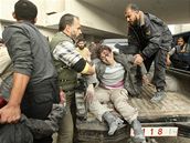 Palestinci pomáhají zranné en po leteckém útoku Izraelc v pásmu Gazy