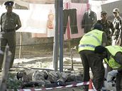 Policisté ohledávají místo, kde se odpálil sebevraedný atentátník
