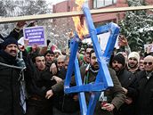 Demonstrujc v tureck Ankae pl ped izraelskou ambasdou Davidovu hvzdu na protest proti izraelskm nletm v Gaze. (28. prosince 2008)