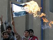 Palestintí demonstranti pálí bhem demonstrace v jordánském táboe Bikáa izraelskou vlajku. (28. prosince 2008)