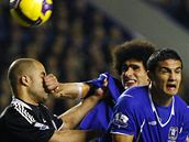 Everton - Chelsea: Fellaini (druhý zleva), Cahiil a Alex (vlevo) s Terrym (vpedu)