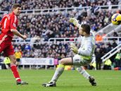 Newcastle - Liverpool: liverpoolský Steven Gerrard pekonává brankáe Shay Givena
