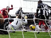 Newcastle - Liverpool: liverpoolský Ryan Babbel (uprosted v erveném) dává jednu z pti gól do sít Newcastle