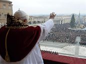 Pape Benedikt XVI. ehná lidem na námstí Svatého Petra ve Vatikánu.
