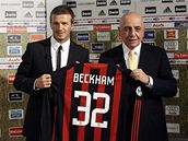 David Beckham (vlevo) pózuje s dresem AC Milán
