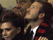 David Beckham a jeho manelka Victoria sledují utkání AC Milán - Udinese