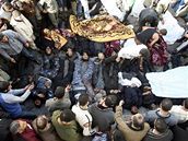 Palestinci rovnají mrtvá tla. (27.12.2008)