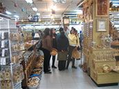 Lidé vybírají v betlémských obchodech dárky.