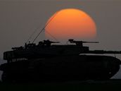 Izraelský tank hlídkuje u kibucu Mefalsim, poblí pásma Gazy.